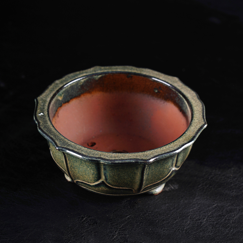 Is the glaze surface of a high-quality purple sand glaze basin smooth, uniform, and flawless?